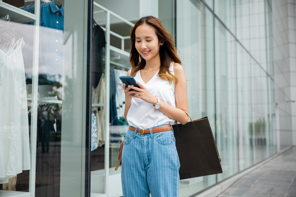 pelanggan bahagia ketika belanja online